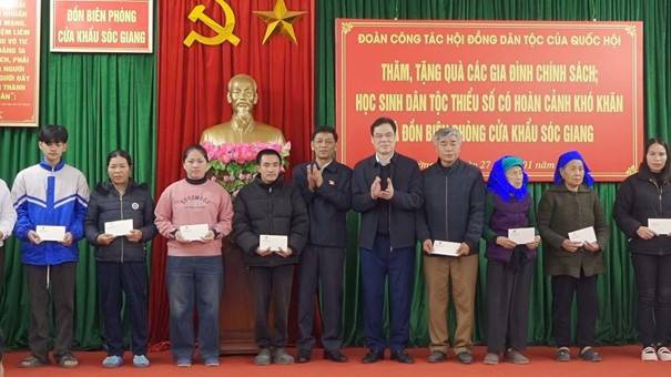 Đoàn công tác Hội đồng Dân tộc của Quốc hội thăm, tặng quà tại xã Trường Hà